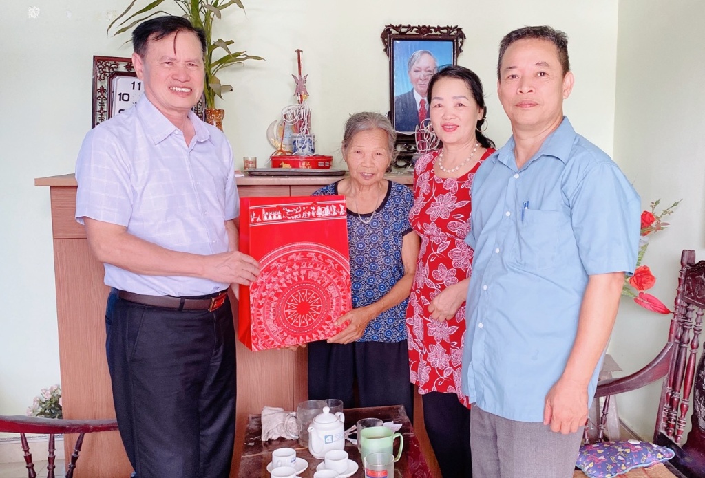 Hội Người cao tuổi tỉnh Bắc Giang tặng quà cho hội viên có hoàn cảnh khó khăn trên địa bàn huyện...