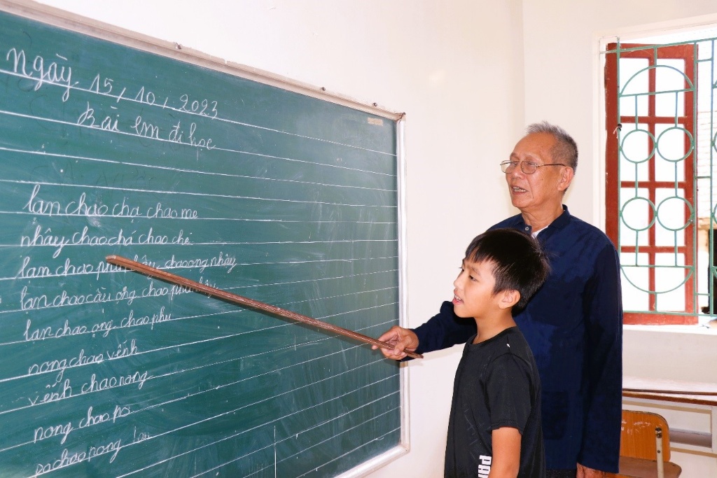 Huyện Sơn Động, tỉnh Bắc Giang: Già làng truyền dạy tiếng dân tộc cho trẻ nhỏ